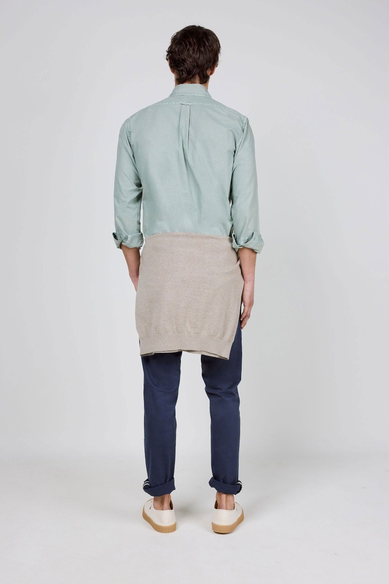  Camisa El Ganso verde garment dyed, cómoda y versátil, perfecta para looks urbanos con estilo relajado. 