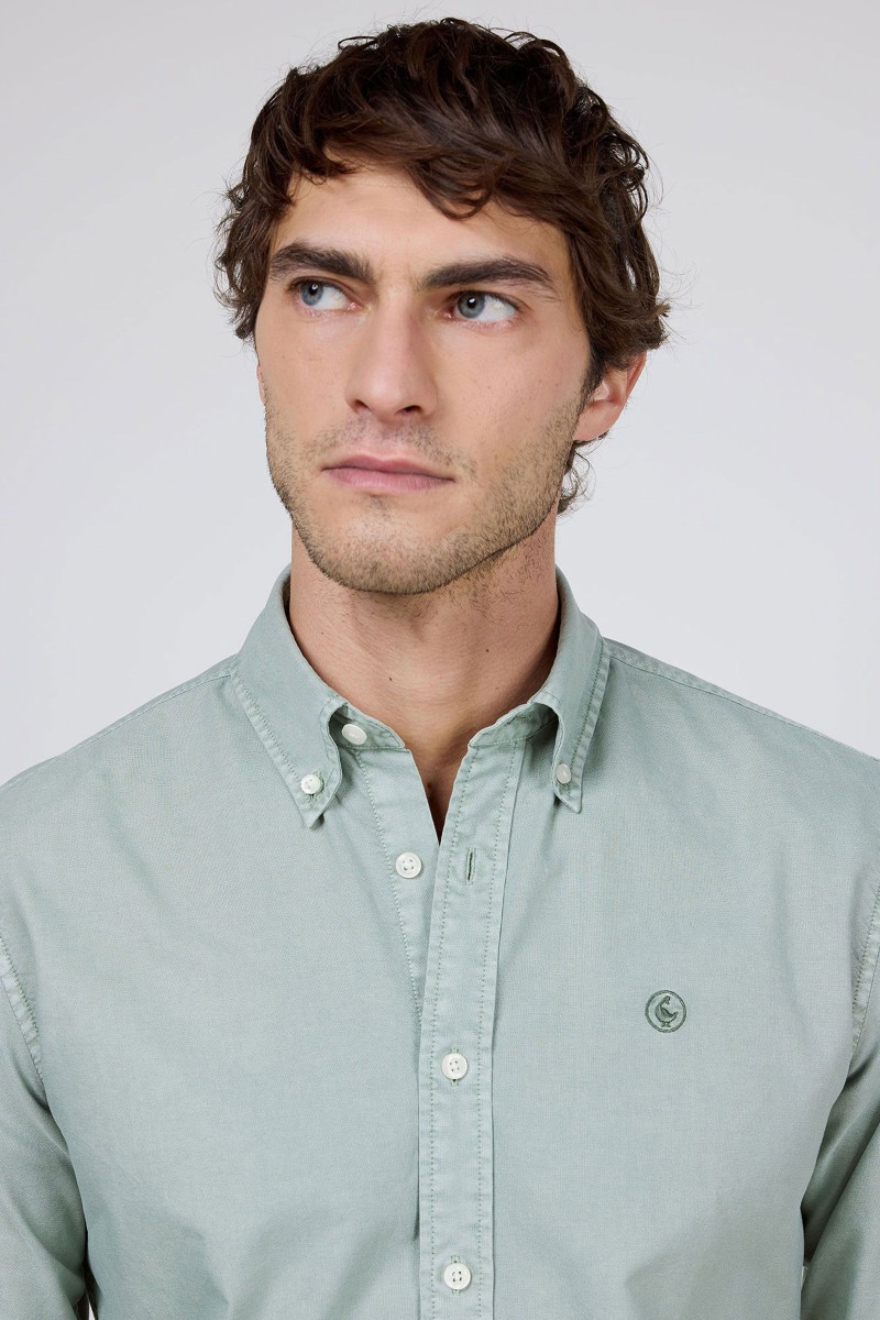  Camisa El Ganso verde garment dyed, cómoda y versátil, perfecta para looks urbanos con estilo relajado. 