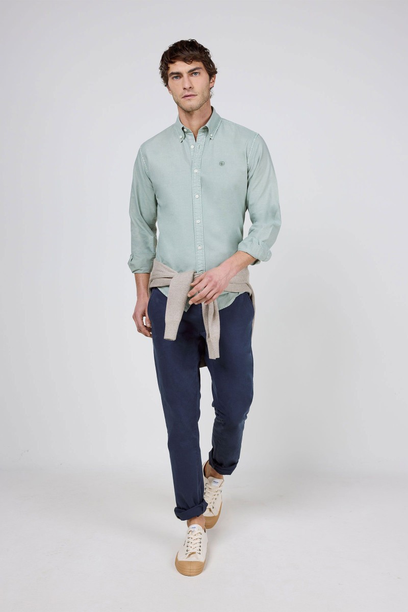  Camisa El Ganso verde garment dyed, cómoda y versátil, perfecta para looks urbanos con estilo relajado. 