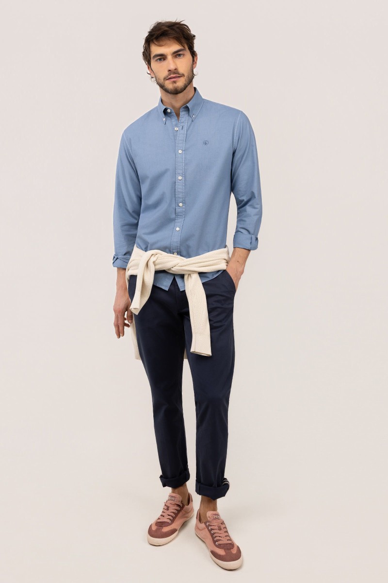  Camisa El Ganso azul garment dyed, cómoda y versátil, perfecta para looks urbanos con estilo relajado. 