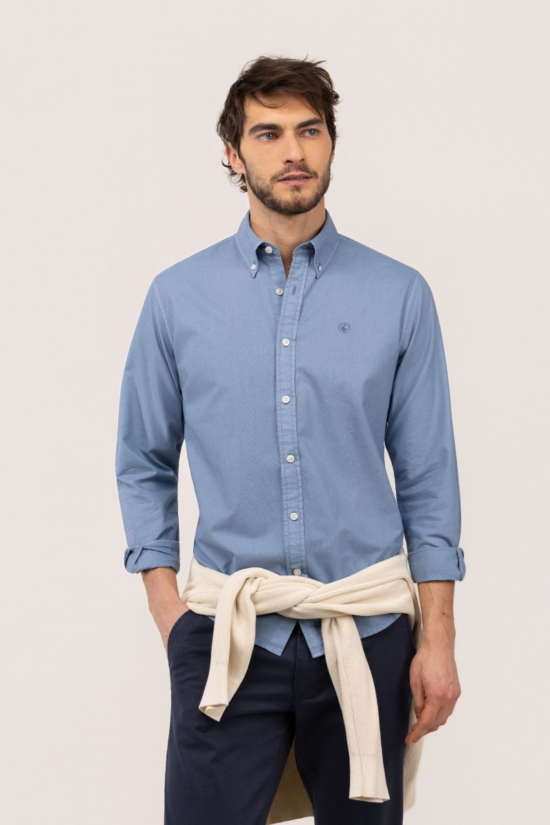  Camisa El Ganso azul garment dyed, cómoda y versátil, perfecta para looks urbanos con estilo relajado. 