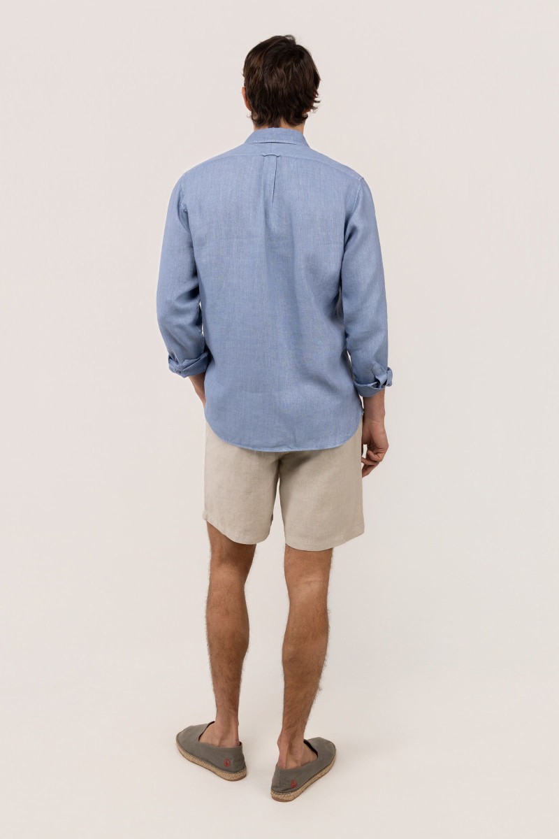  Camisa El Ganso de lino azul medio, fresca y versátil, perfecta para looks de verano con estilo relajado. 