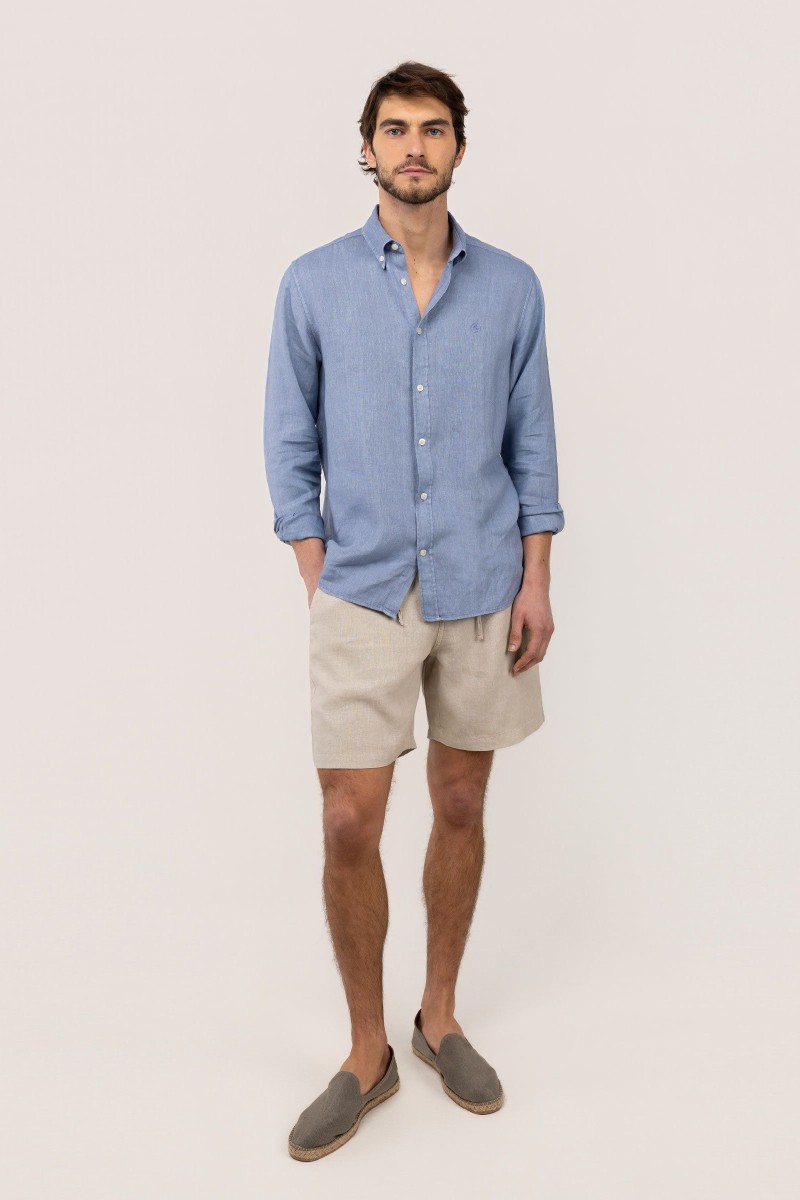  Camisa El Ganso de lino azul medio, fresca y versátil, perfecta para looks de verano con estilo relajado. 
