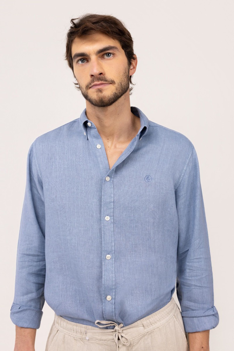  Camisa El Ganso de lino azul medio, fresca y versátil, perfecta para looks de verano con estilo relajado. 