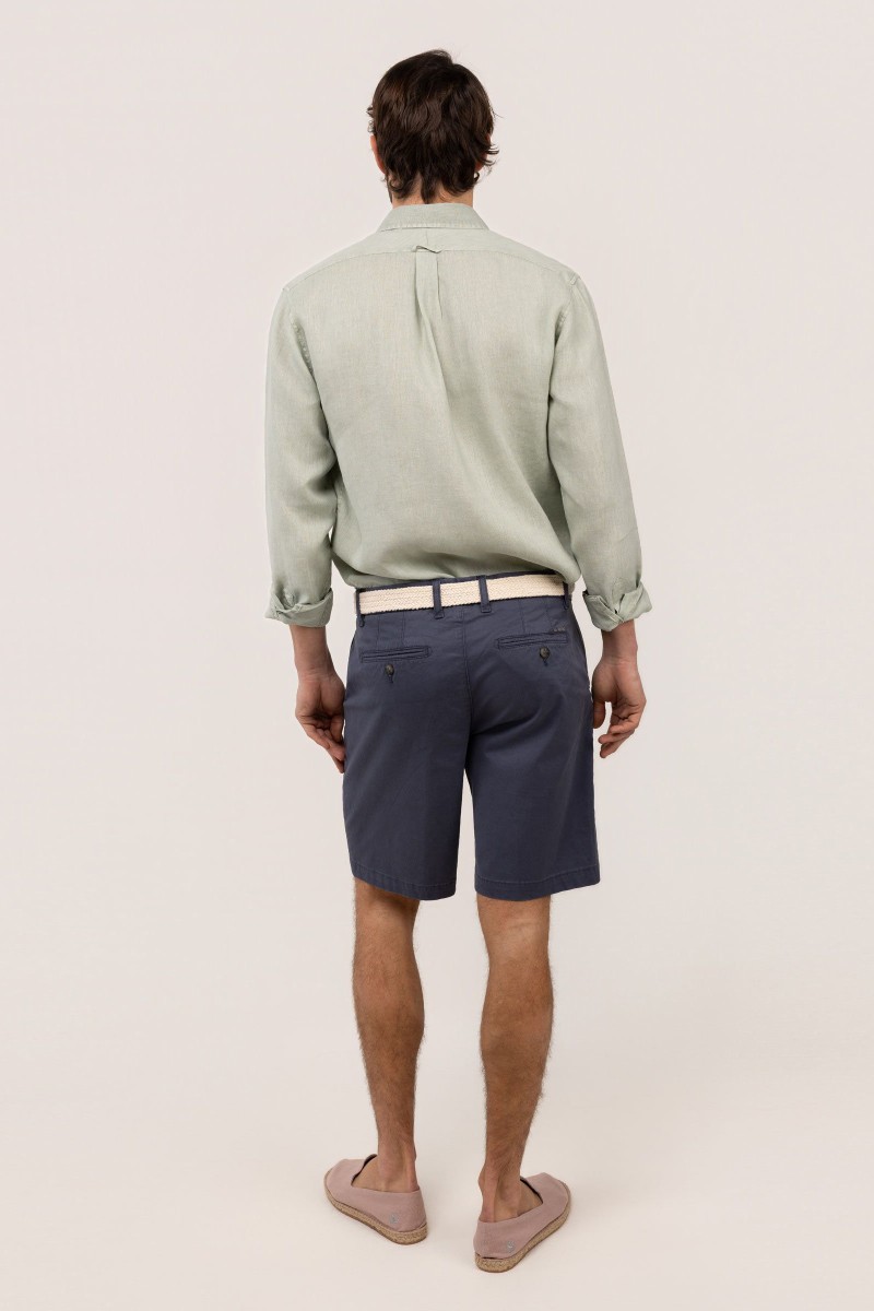  Camisa El Ganso de lino verde, fresca y versátil, perfecta para looks de verano con estilo relajado.  2