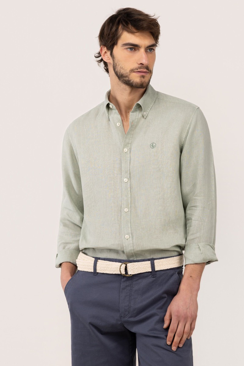  Camisa El Ganso de lino verde, fresca y versátil, perfecta para looks de verano con estilo relajado. 