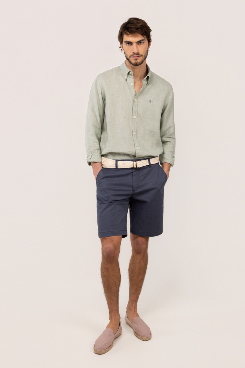  Camisa El Ganso de lino verde, fresca y versátil, perfecta para looks de verano con estilo relajado. 