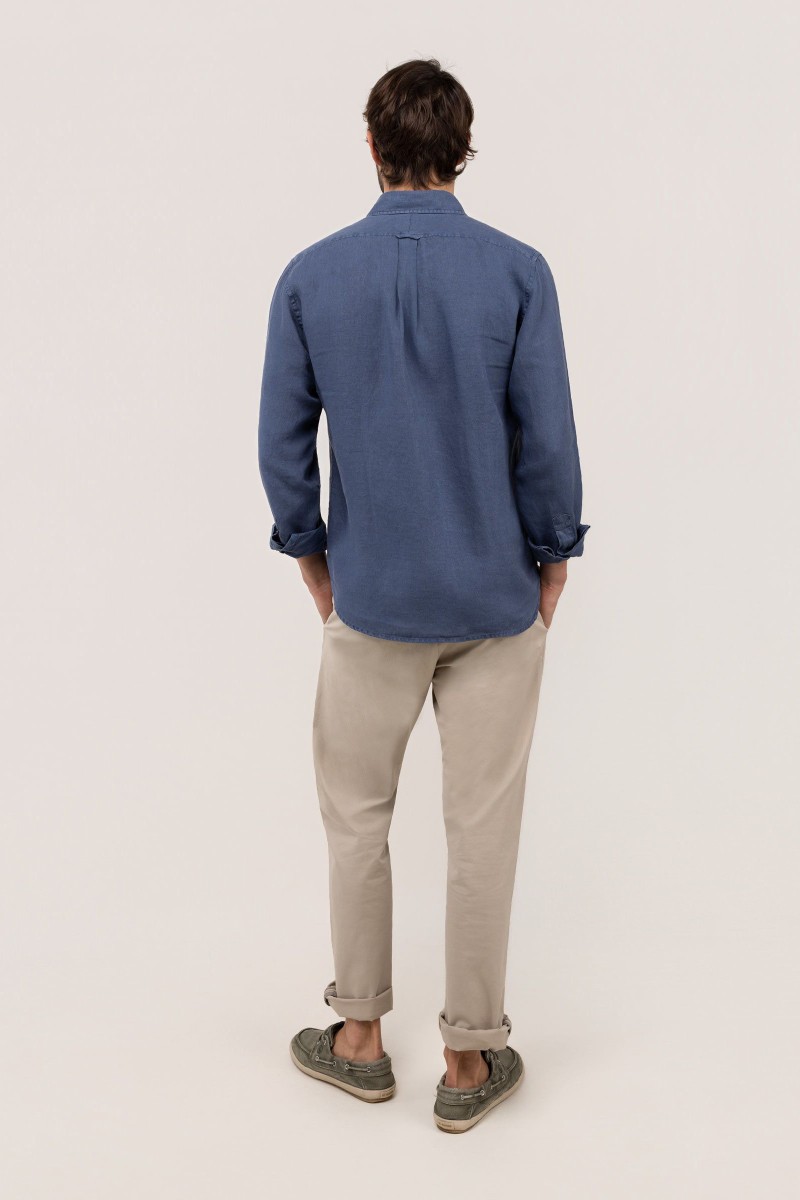  Camisa El Ganso de lino marino, fresca y versátil, perfecta para looks de verano con estilo relajado.  2