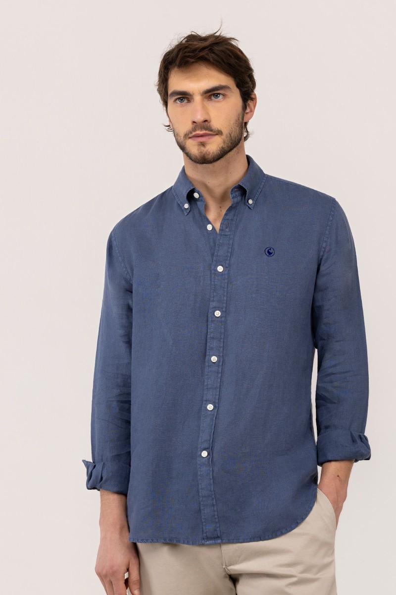  Camisa El Ganso de lino marino, fresca y versátil, perfecta para looks de verano con estilo relajado. 