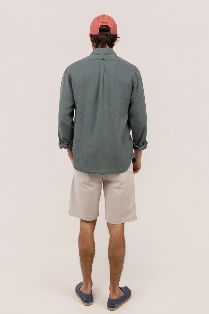  Camisa El Ganso de lino verde oscuro, fresca y versátil, perfecta para looks de verano con estilo relajado. 