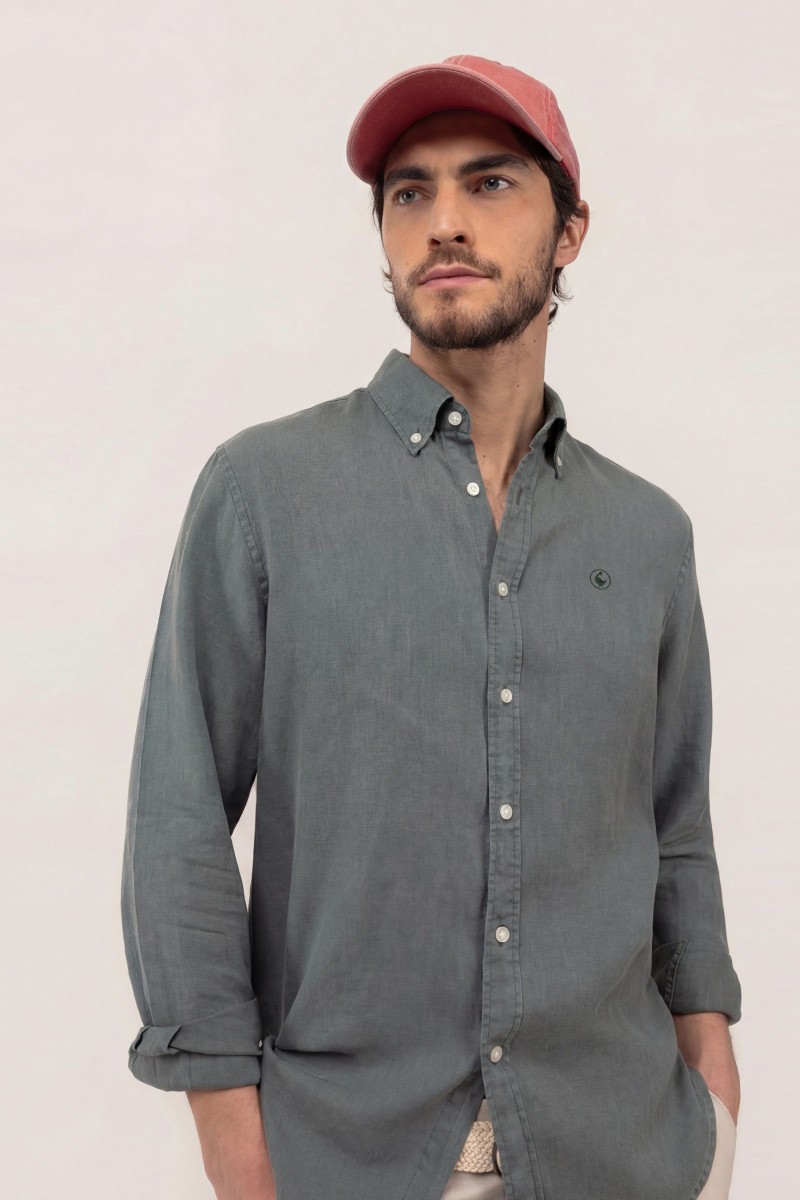  Camisa El Ganso de lino verde oscuro, fresca y versátil, perfecta para looks de verano con estilo relajado. 