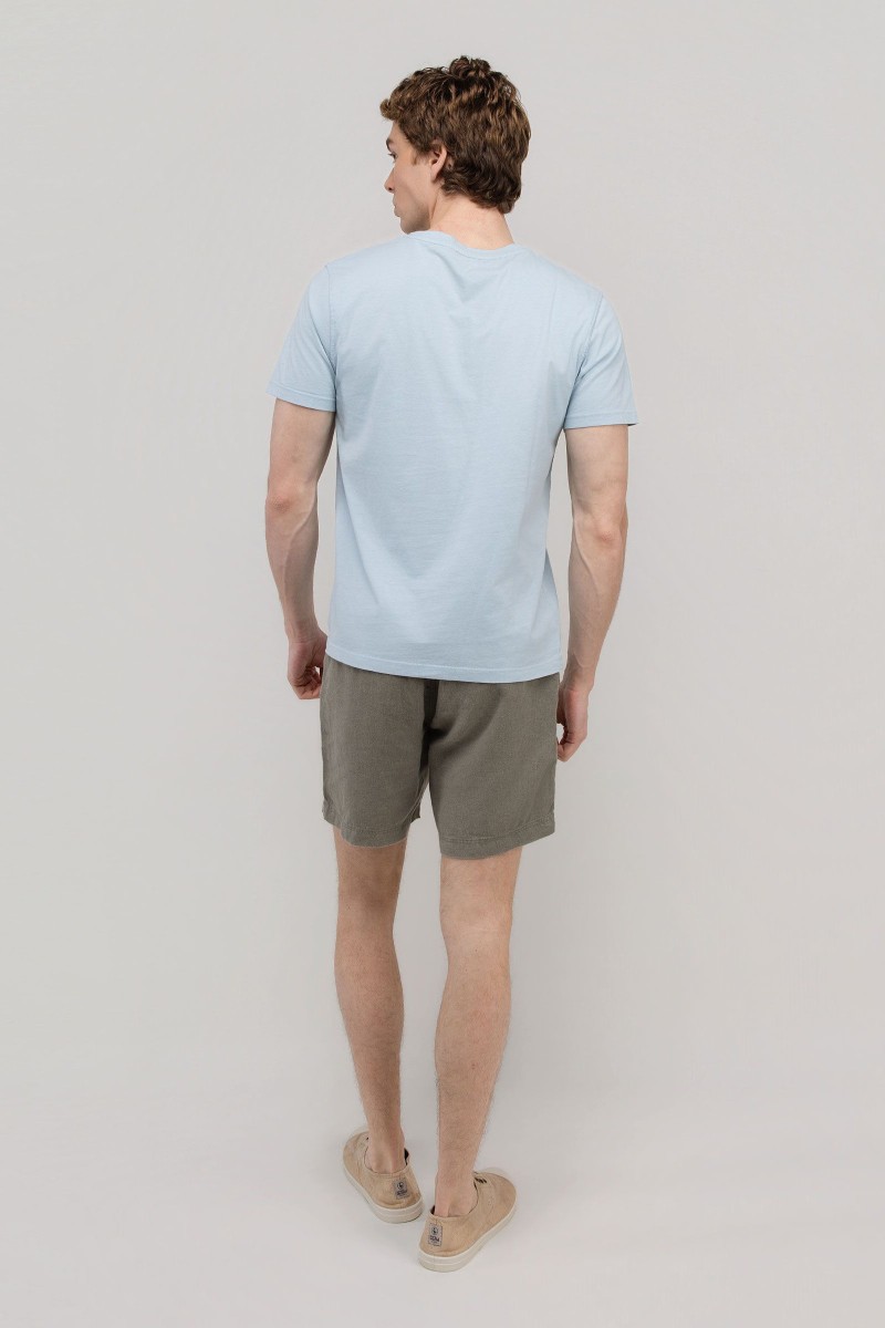  Camiseta El Ganso celeste garment dyed, fresca y versátil, perfecta para looks de verano con estilo relajado. 