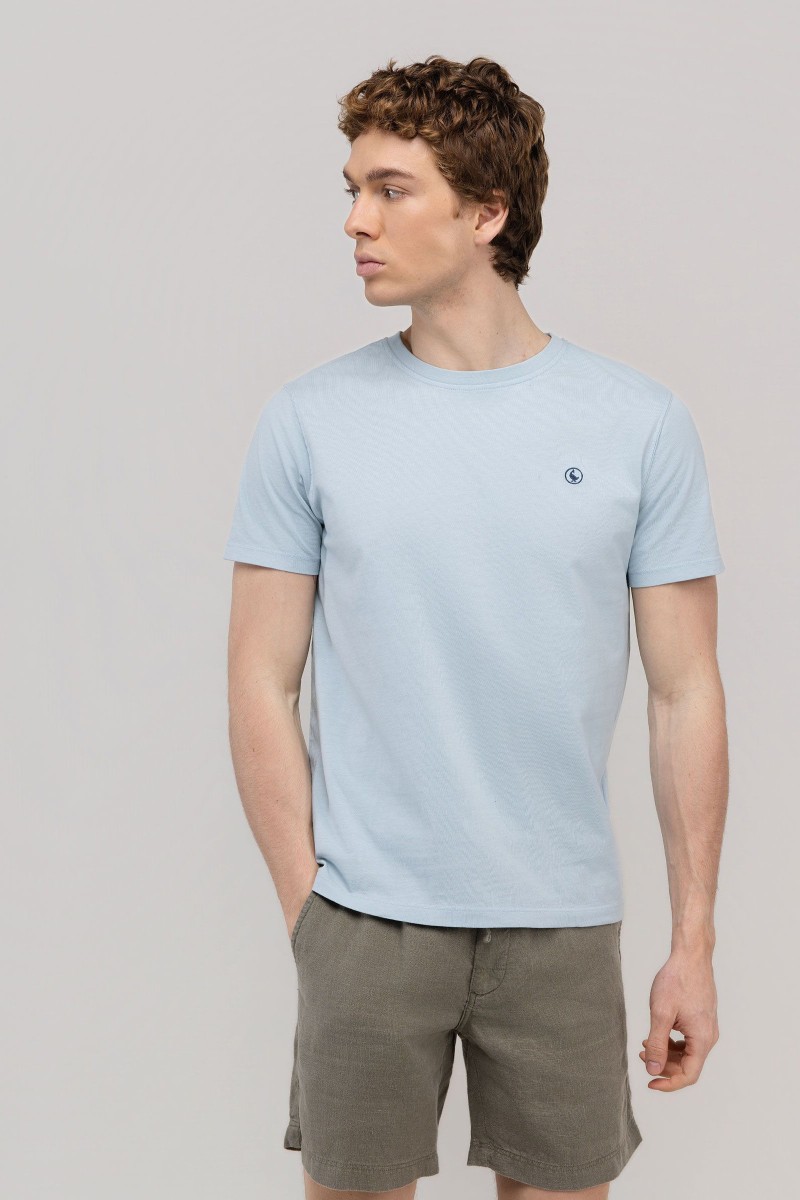  Camiseta El Ganso celeste garment dyed, fresca y versátil, perfecta para looks de verano con estilo relajado. 