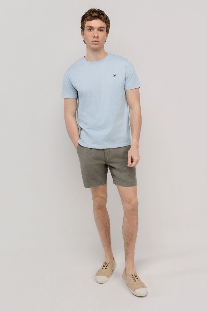  Camiseta El Ganso celeste garment dyed, fresca y versátil, perfecta para looks de verano con estilo relajado. 