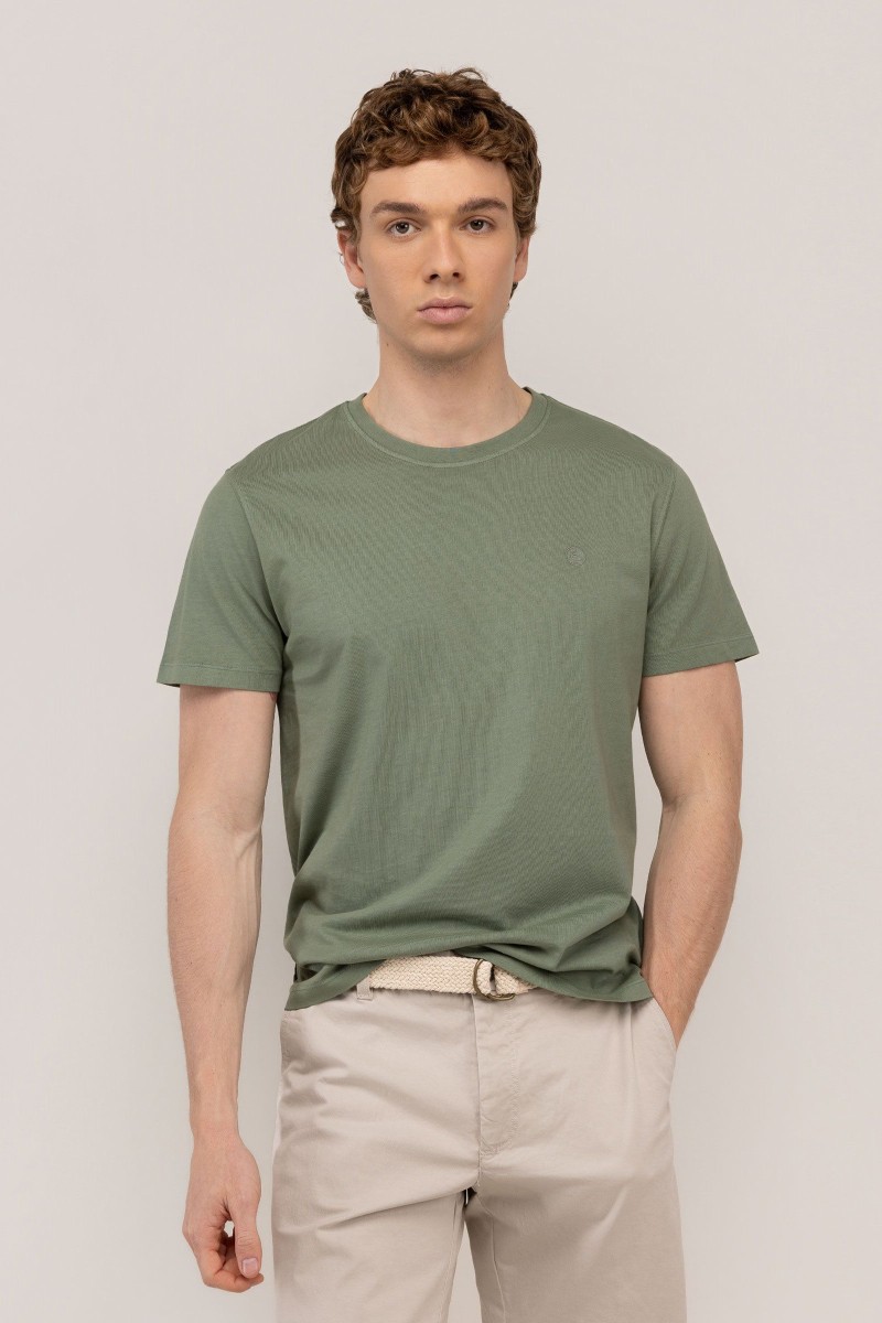  Camiseta El Ganso verde garment dyed, fresca y versátil, perfecta para looks de verano con estilo relajado. 