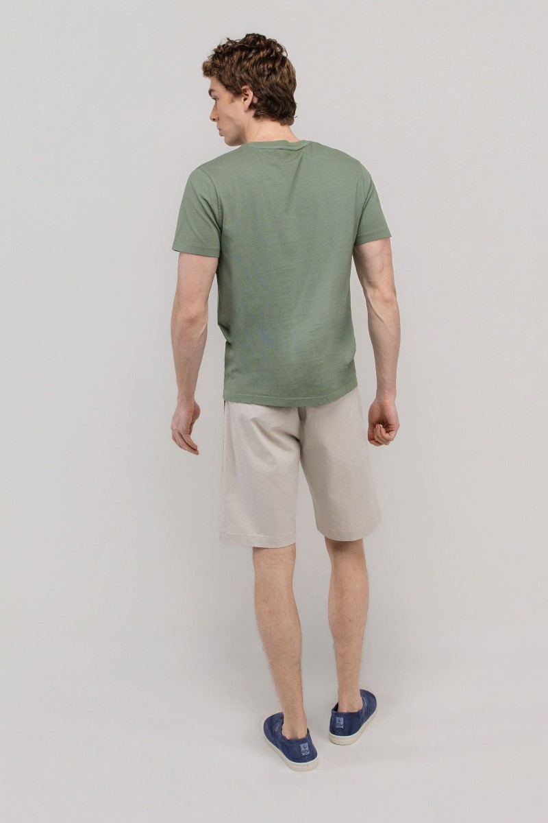  Camiseta El Ganso verde garment dyed, fresca y versátil, perfecta para looks de verano con estilo relajado. 