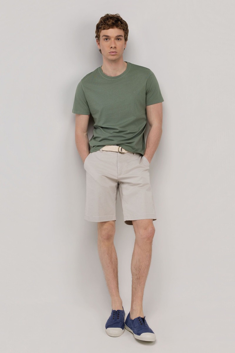  Camiseta El Ganso verde garment dyed, fresca y versátil, perfecta para looks de verano con estilo relajado. 