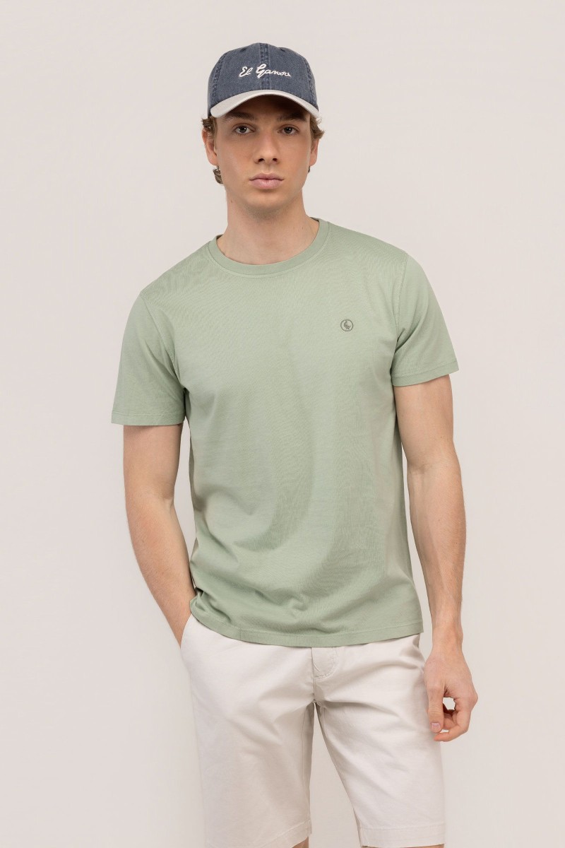  Camiseta El Ganso verde claro garment dyed, fresca y versátil, perfecta para looks de verano con estilo relajado. 