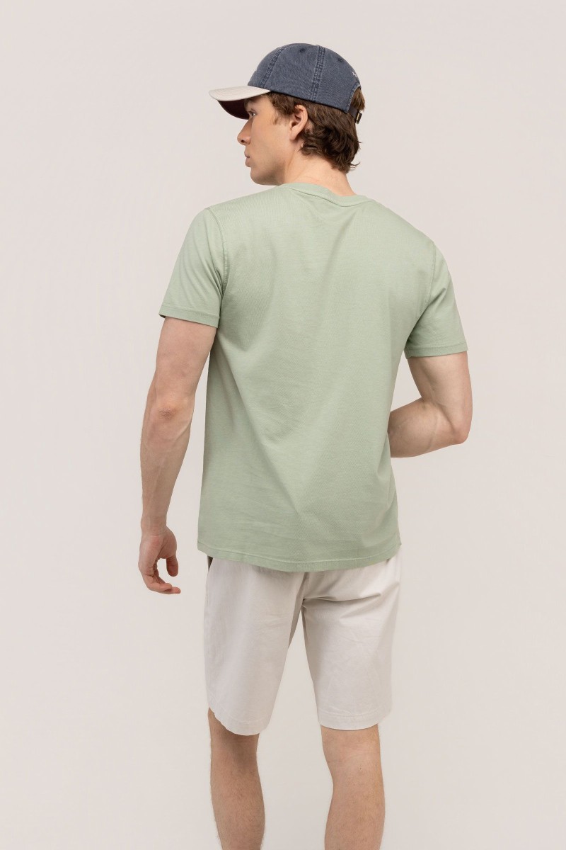  Camiseta El Ganso verde claro garment dyed, fresca y versátil, perfecta para looks de verano con estilo relajado. 