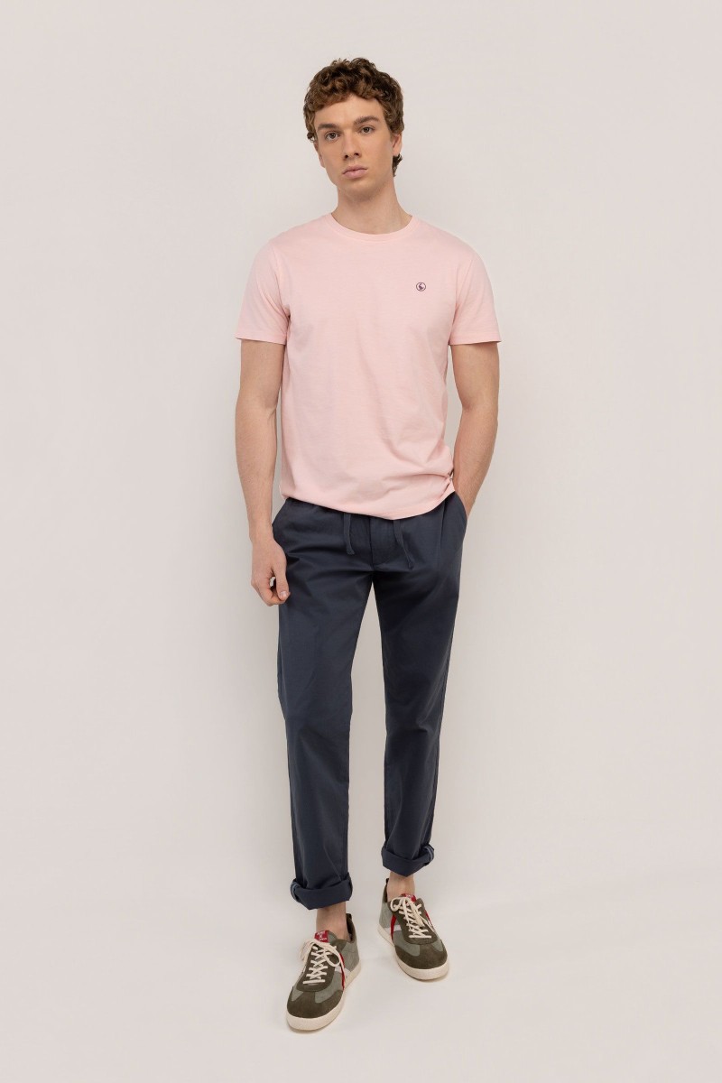  Camiseta El Ganso rosa garment dyed, fresca y versátil, perfecta para looks de verano con estilo relajado. 