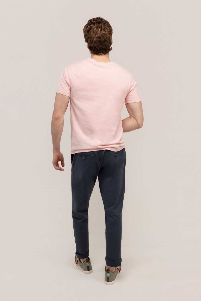  Camiseta El Ganso rosa garment dyed, fresca y versátil, perfecta para looks de verano con estilo relajado. 