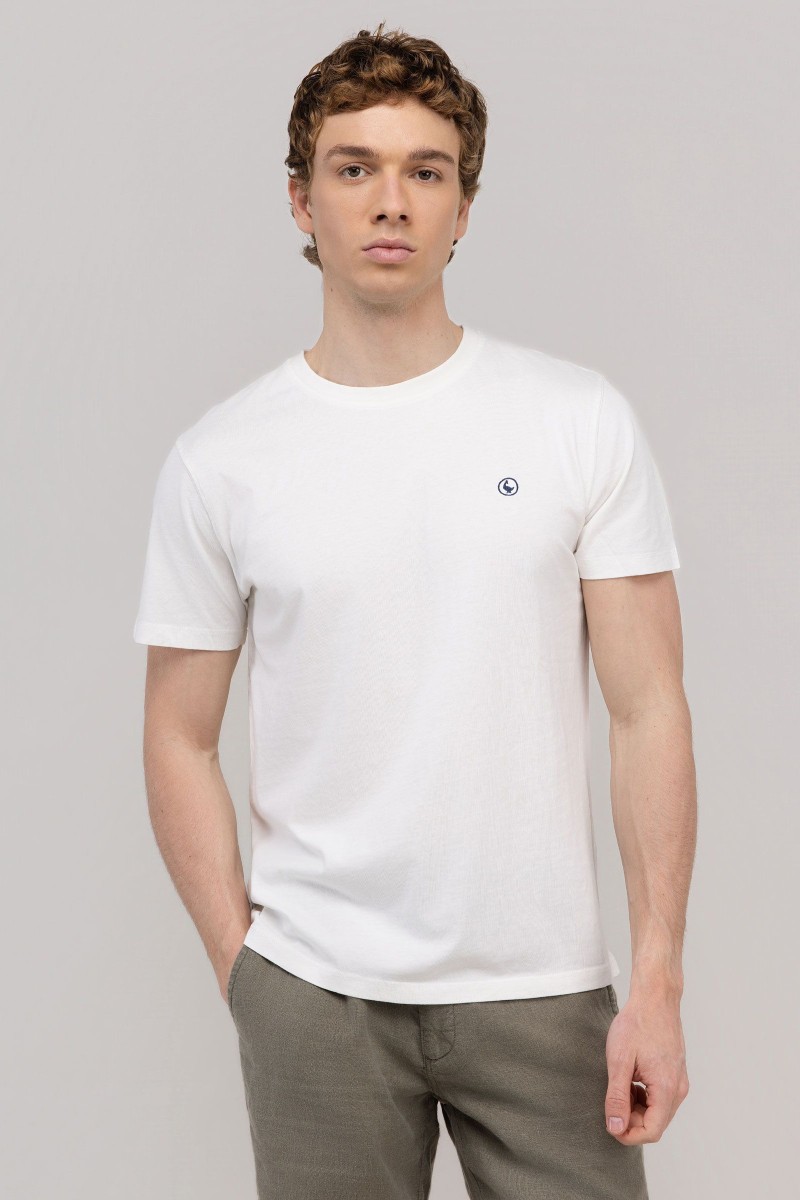  Camiseta El Ganso blanca garment dyed, fresca y versátil, perfecta para looks de verano con estilo limpio. 