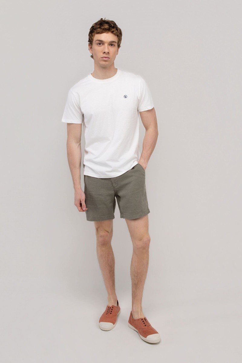  Camiseta El Ganso blanca garment dyed, fresca y versátil, perfecta para looks de verano con estilo limpio. 