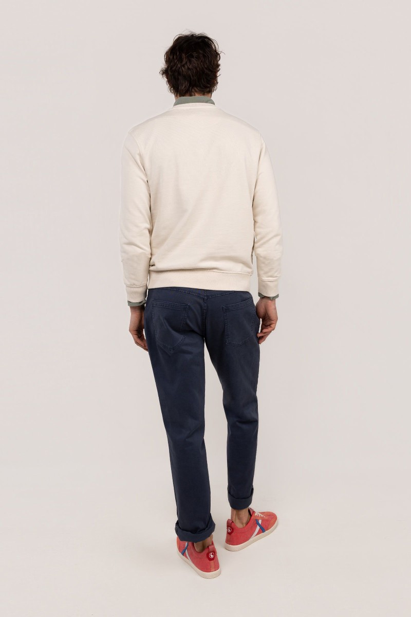  Sudadera El Ganso en crudo, cómoda y versátil, perfecta para looks urbanos con estilo limpio y actual. 