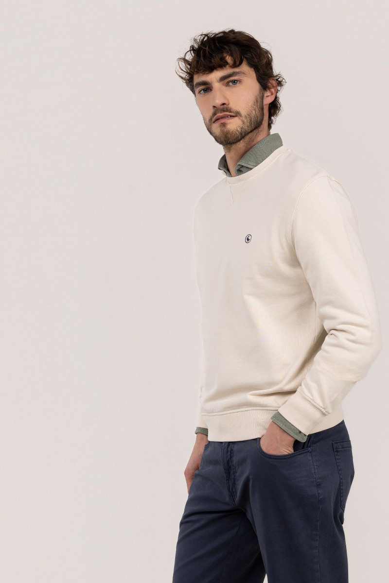  Sudadera El Ganso en crudo, cómoda y versátil, perfecta para looks urbanos con estilo limpio y actual. 