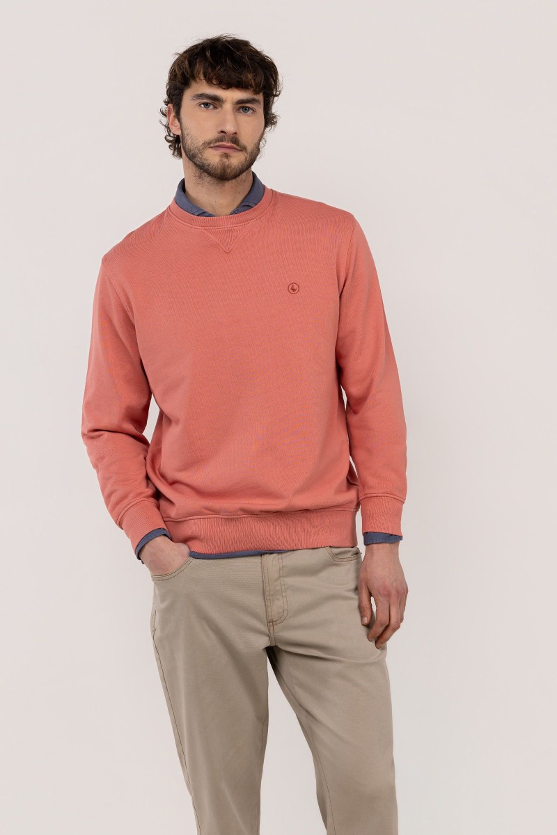  Sudadera El Ganso en rojo, cómoda y versátil, perfecta para looks urbanos con estilo y un toque diferente. 