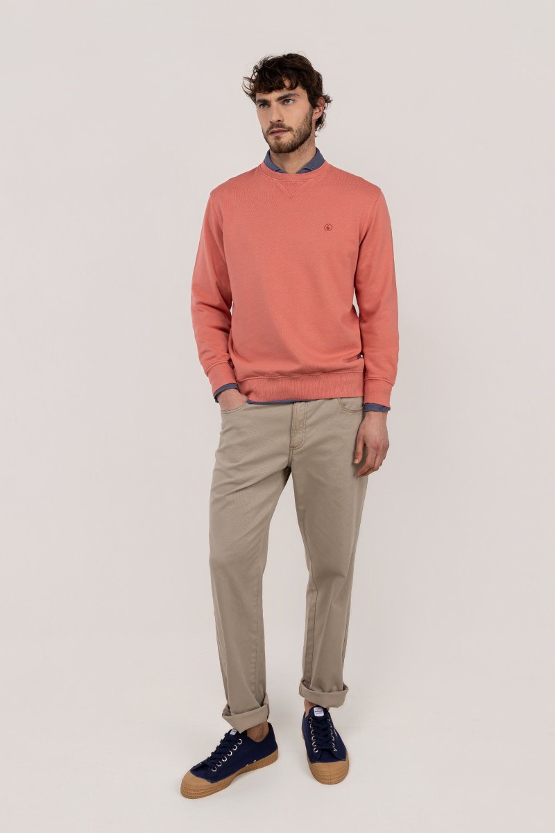 Sudadera El Ganso en rojo, cómoda y versátil, perfecta para looks urbanos con estilo y un toque diferente. 