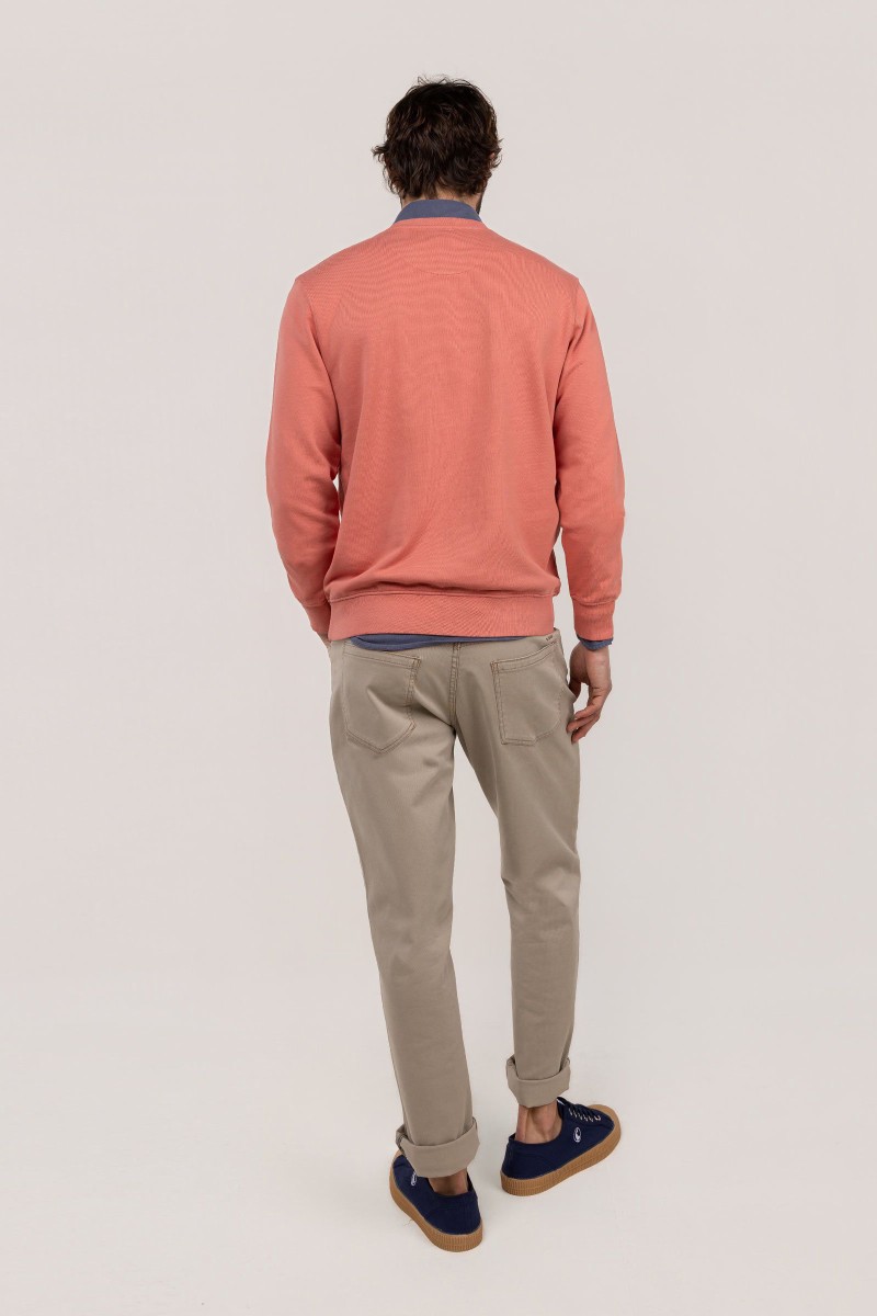  Sudadera El Ganso en rojo, cómoda y versátil, perfecta para looks urbanos con estilo y un toque diferente. 