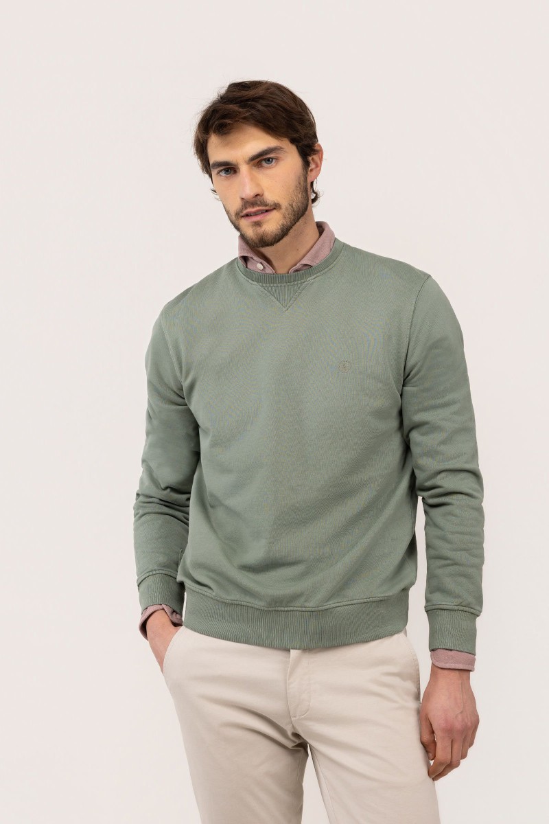  Sudadera El Ganso en verde, cómoda y versátil, perfecta para looks urbanos con estilo natural y actual. 