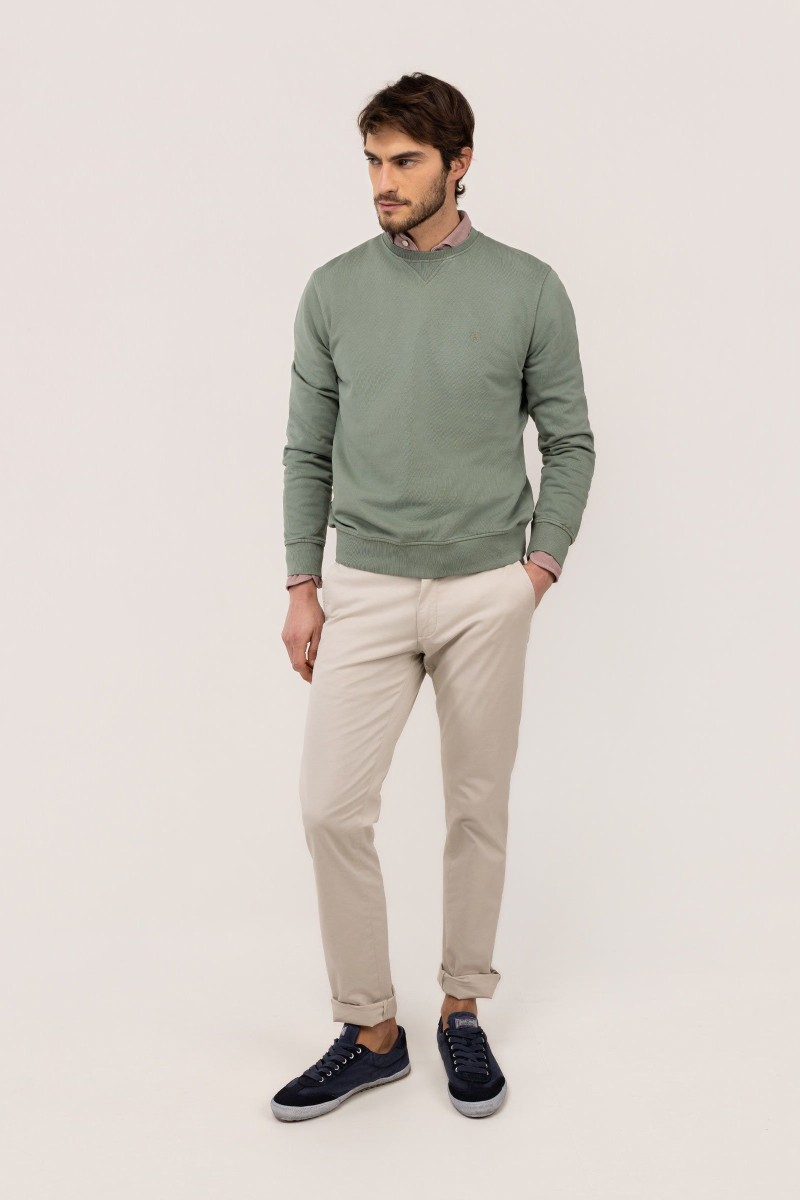  Sudadera El Ganso en verde, cómoda y versátil, perfecta para looks urbanos con estilo natural y actual. 