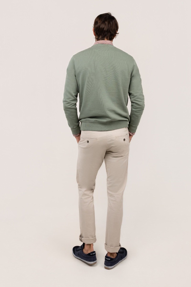  Sudadera El Ganso en verde, cómoda y versátil, perfecta para looks urbanos con estilo natural y actual. 