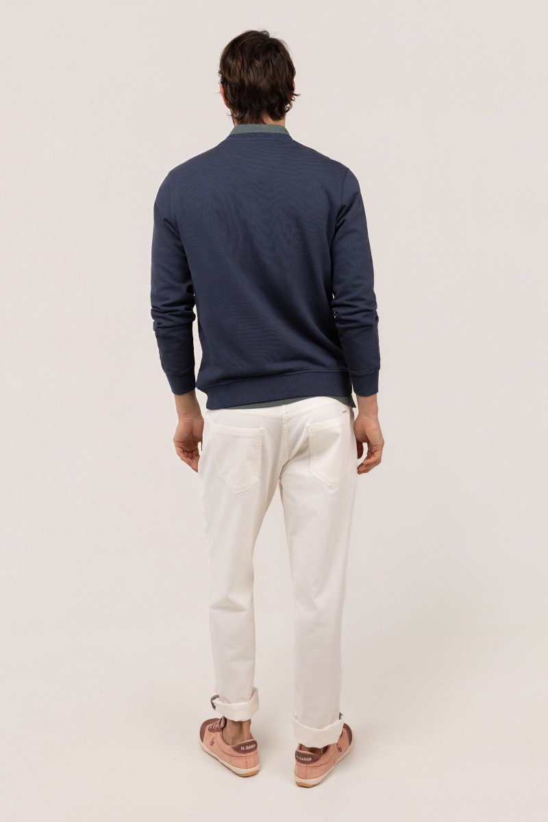  Sudadera El Ganso en marino, cómoda y versátil, perfecta para looks urbanos con estilo atemporal. 