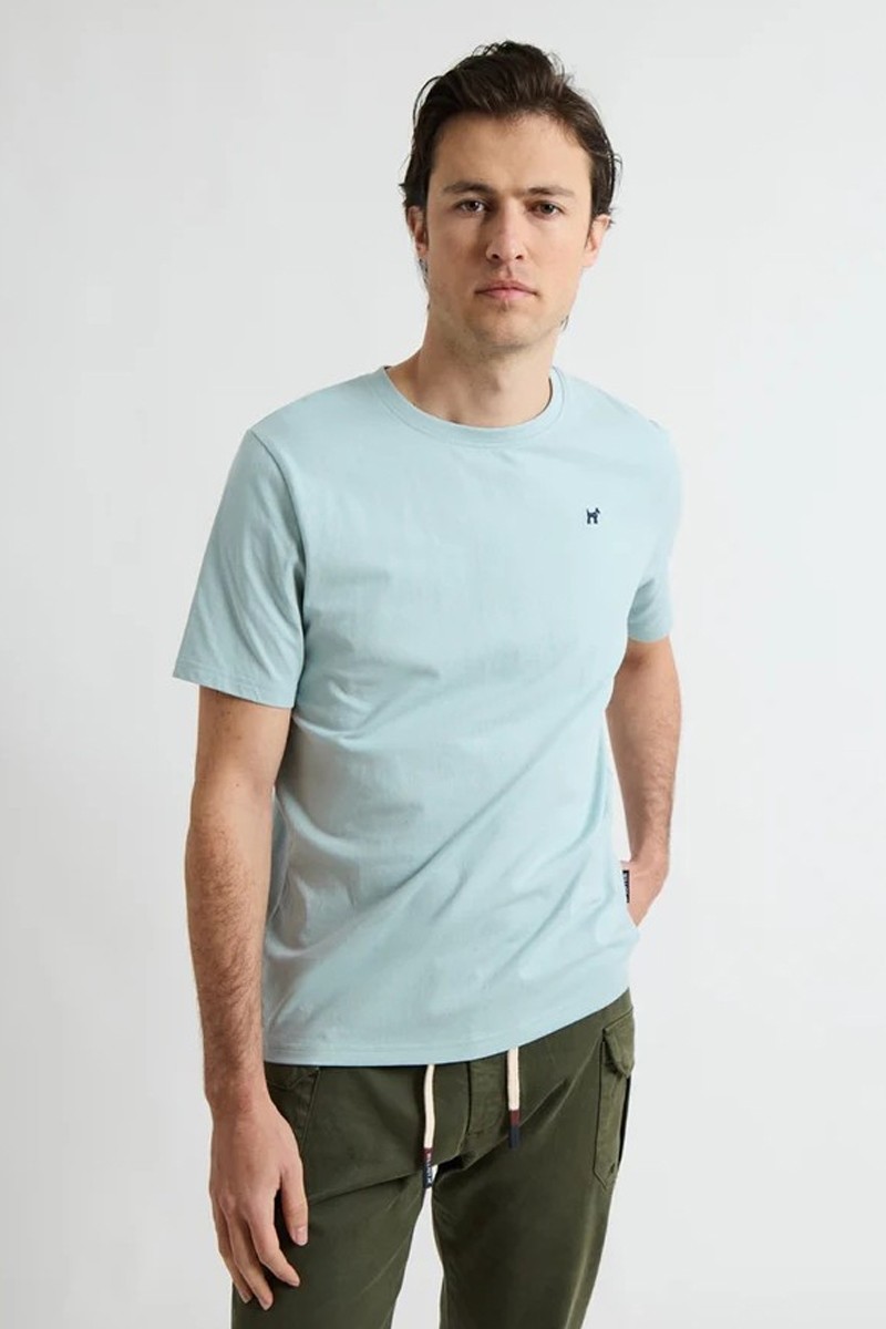  Camiseta Williot cómoda y versátil, perfecta para looks urbanos con estilo relajado.  2
