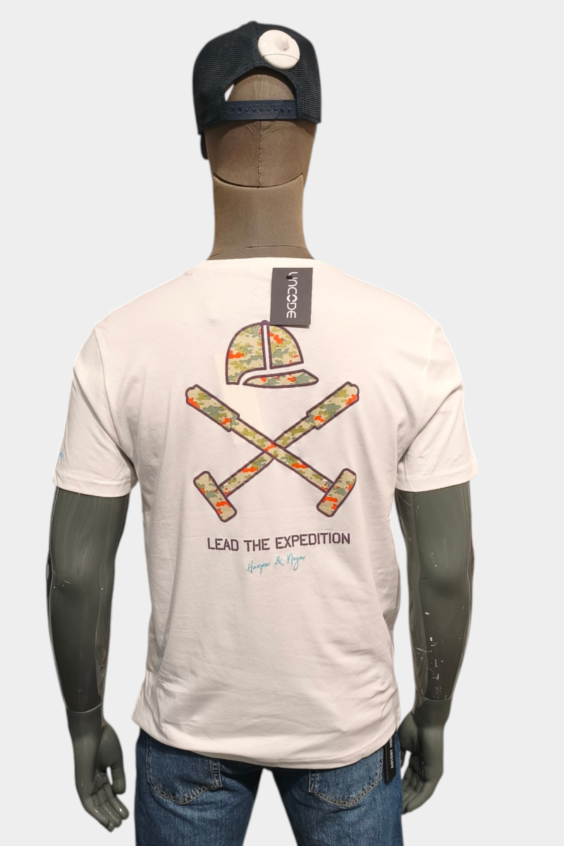  Camiseta Harper con print gráfico, cómoda y versátil, perfecta para looks urbanos con personalidad. 