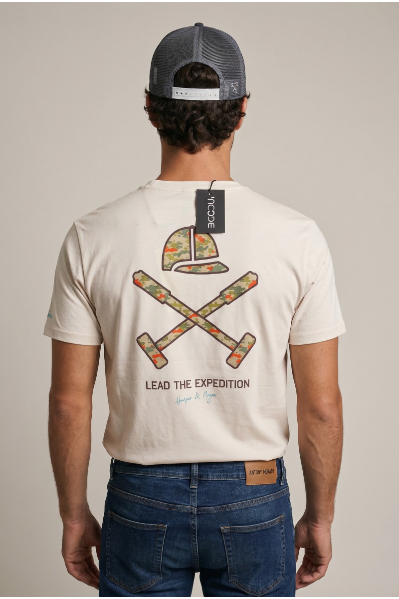  Camiseta Harper con print gráfico, cómoda y versátil, perfecta para looks urbanos con personalidad. 