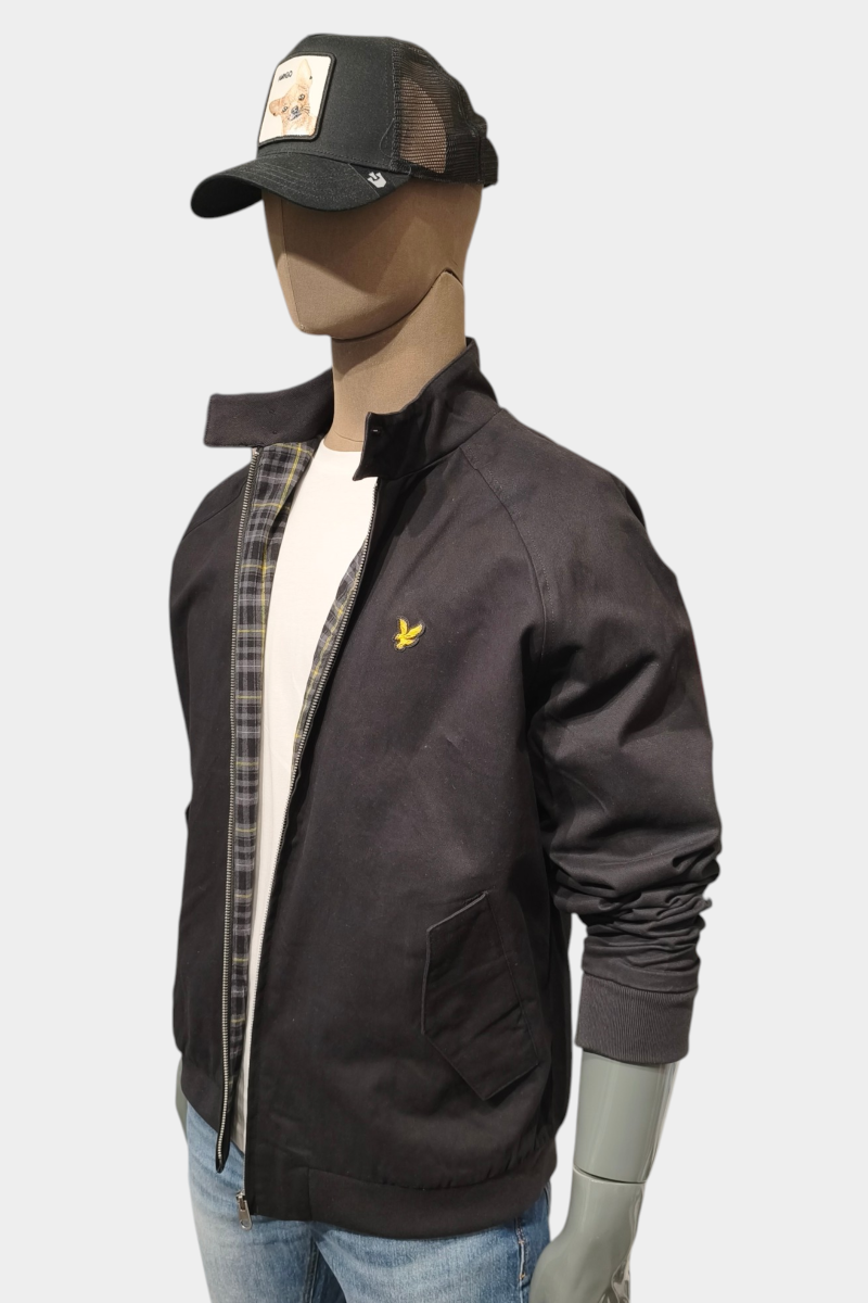  Cazadora Lyle and Scott ligera y versátil, perfecta para looks urbanos de entretiempo con estilo actual. 