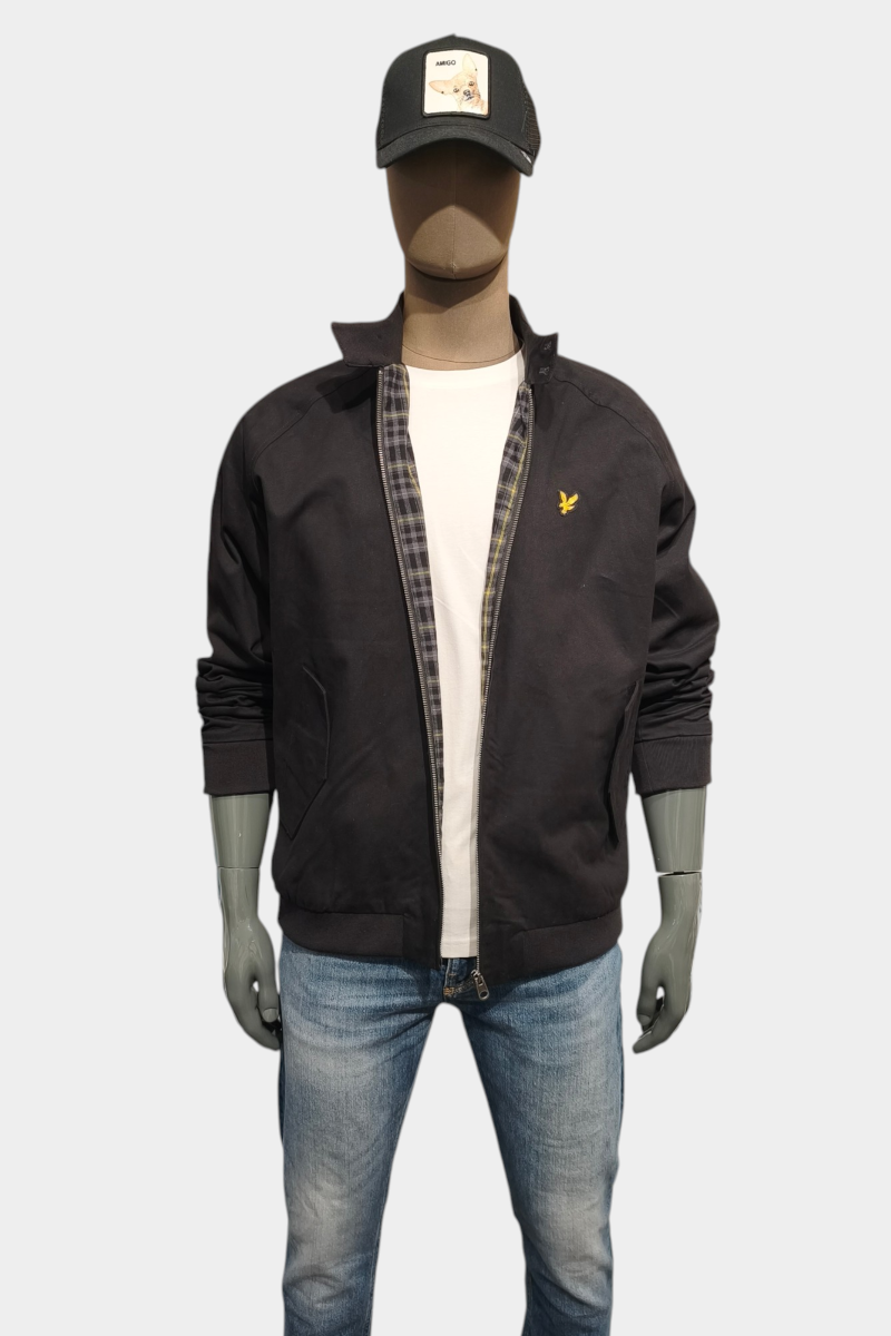  Cazadora Lyle and Scott ligera y versátil, perfecta para looks urbanos de entretiempo con estilo actual. 