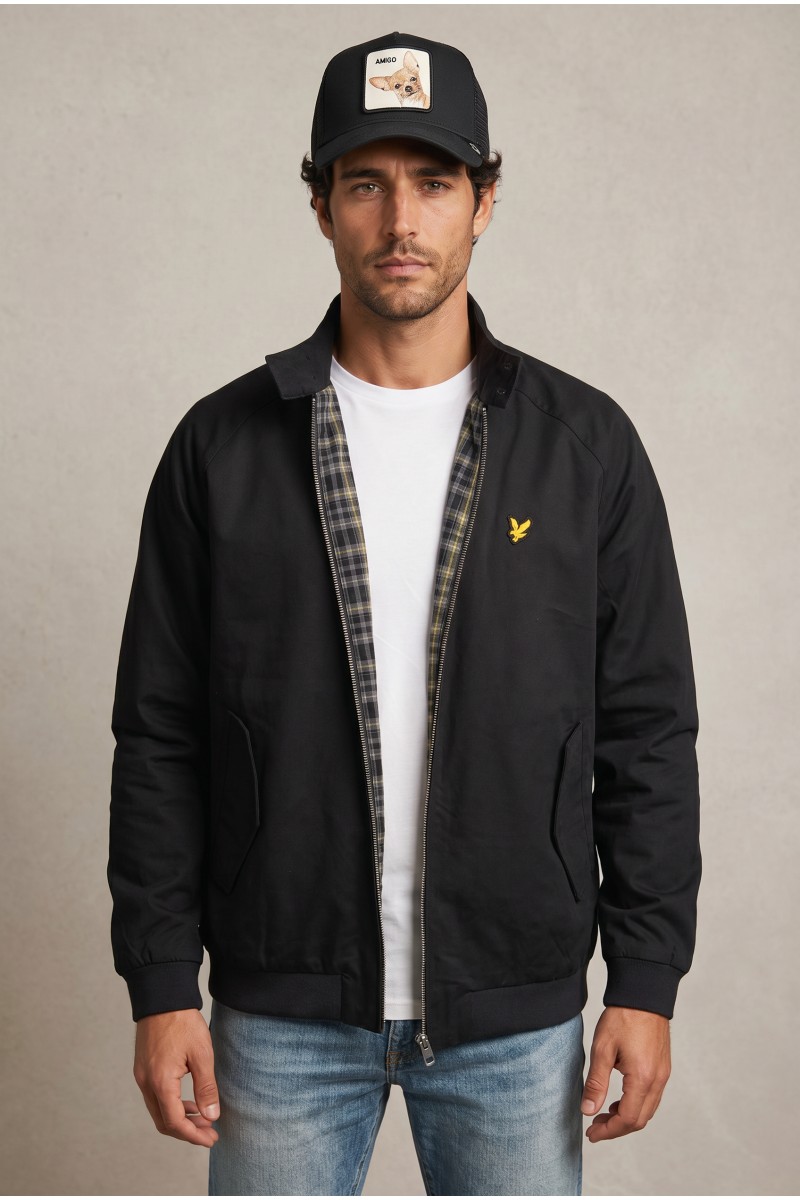 Cazadora Lyle and Scott ligera y versátil, perfecta para looks urbanos de entretiempo con estilo actual. 
