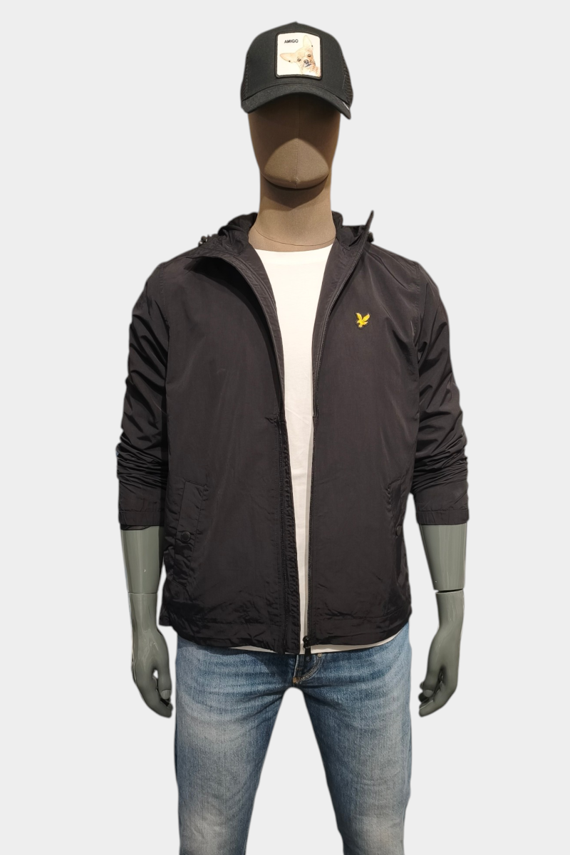  Cazadora Lyle and Scott ligera y versátil, perfecta para looks urbanos de entretiempo con estilo actual. 