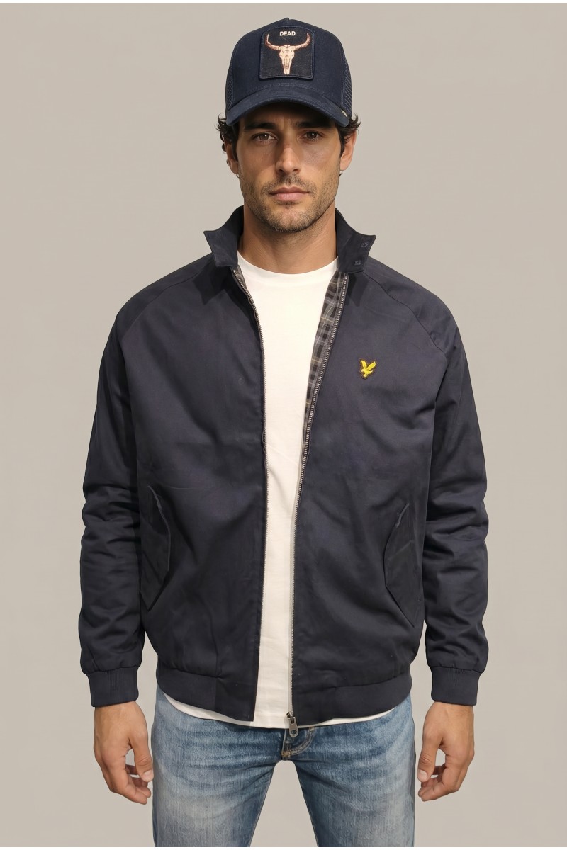  Cazadora Lyle and Scott ligera y versátil, perfecta para looks urbanos de entretiempo con estilo actual. 