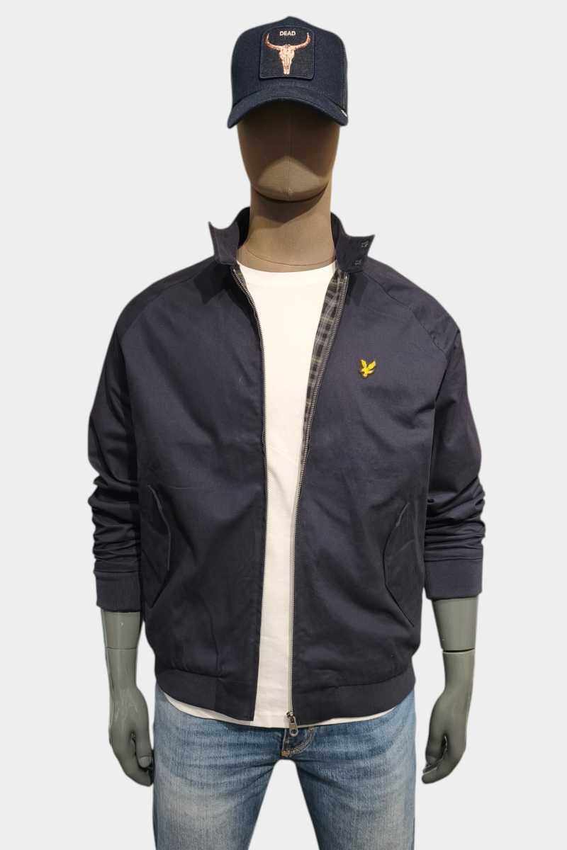  Cazadora Lyle and Scott ligera y versátil, perfecta para looks urbanos de entretiempo con estilo actual.  2