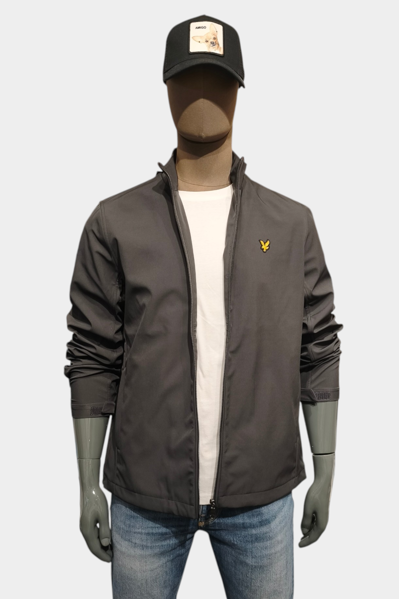  Cazadora Lyle and Scott ligera y versátil, perfecta para looks urbanos de entretiempo con estilo actual. 
