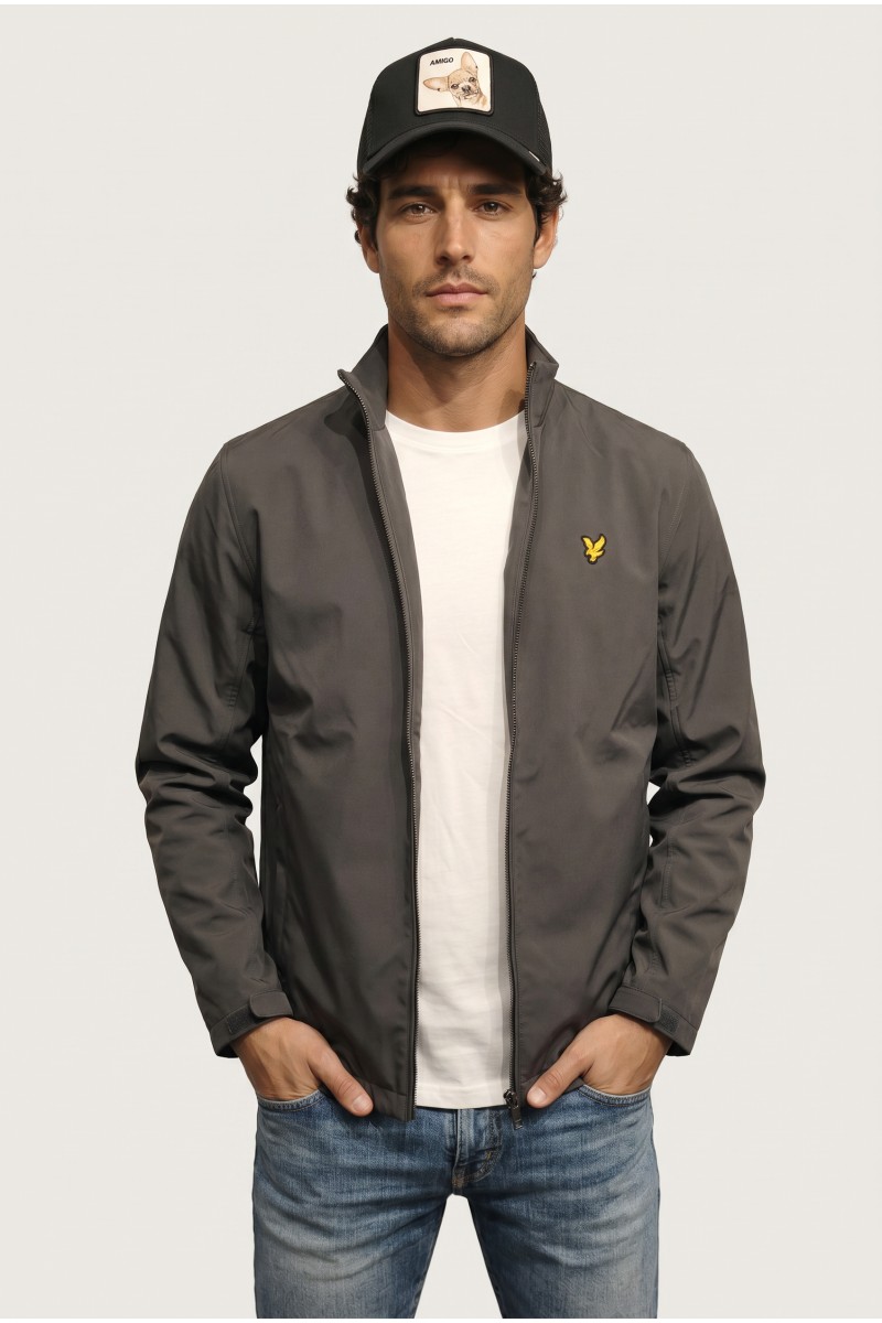 Cazadora Lyle and Scott ligera y versátil, perfecta para looks urbanos de entretiempo con estilo actual. 