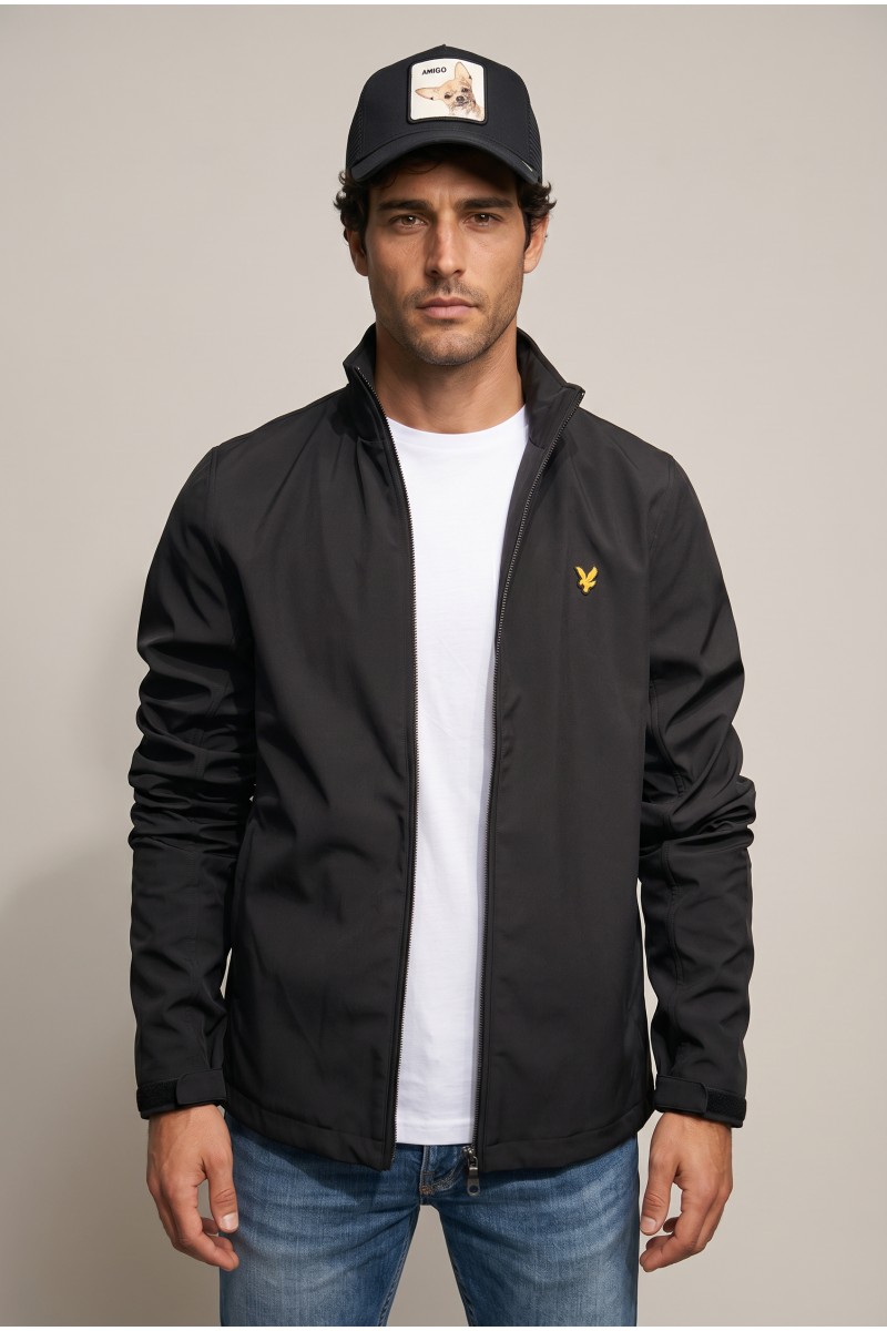  Cazadora Lyle and Scott ligera y versátil, perfecta para looks urbanos de entretiempo con estilo actual. 