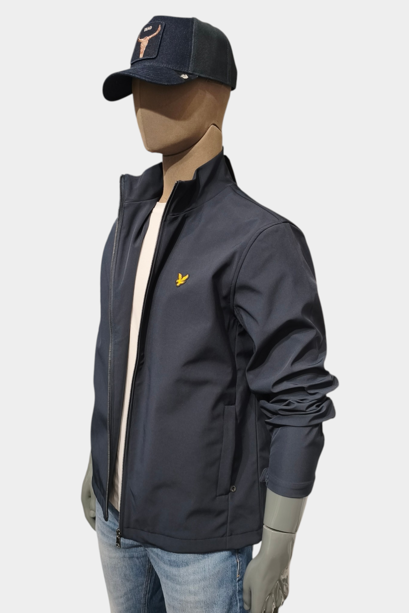  Cazadora Lyle and Scott ligera y versátil, perfecta para looks urbanos de entretiempo con estilo actual.  2