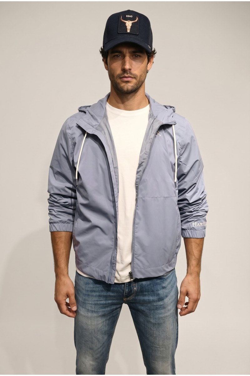  Cazadora Harper and Neyer ligera y versátil, perfecta para looks urbanos de entretiempo con estilo actual. 